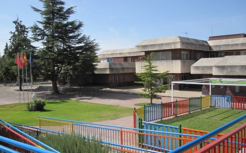Fotografía del exterior del centro de enseñanza concertado de infantil, primaria, secundaria y bachillerato Corazón de María de Zamora
