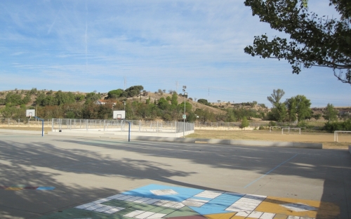 Fotografía de las pistas exteriores del centro de enseñanza concertado de infantil, primaria, secundaria y bachillerato Corazón de María de Zamora
